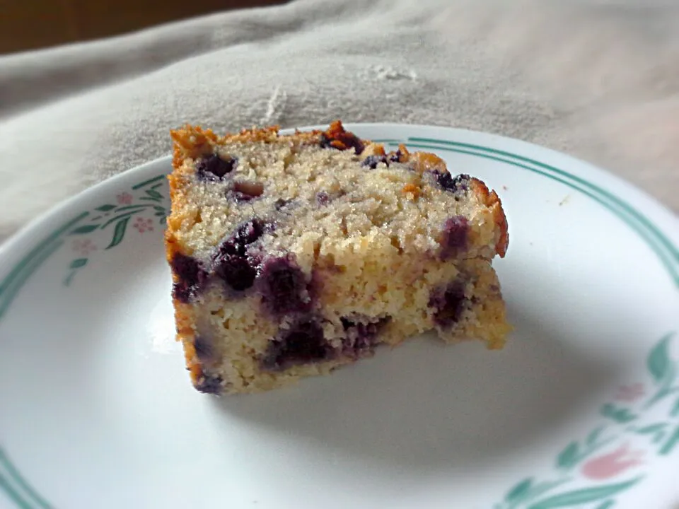 Snapdishの料理写真:Banana bread dotted with blueberries|Fe's kitchenさん