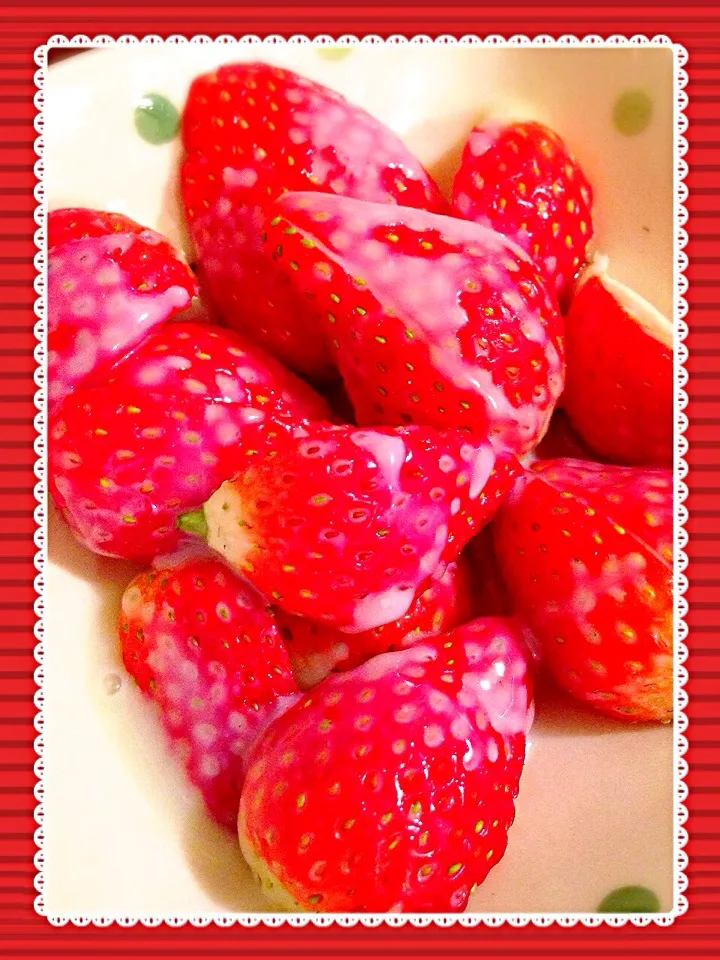 Strawberry mixed by condensated milk|yuliaさん