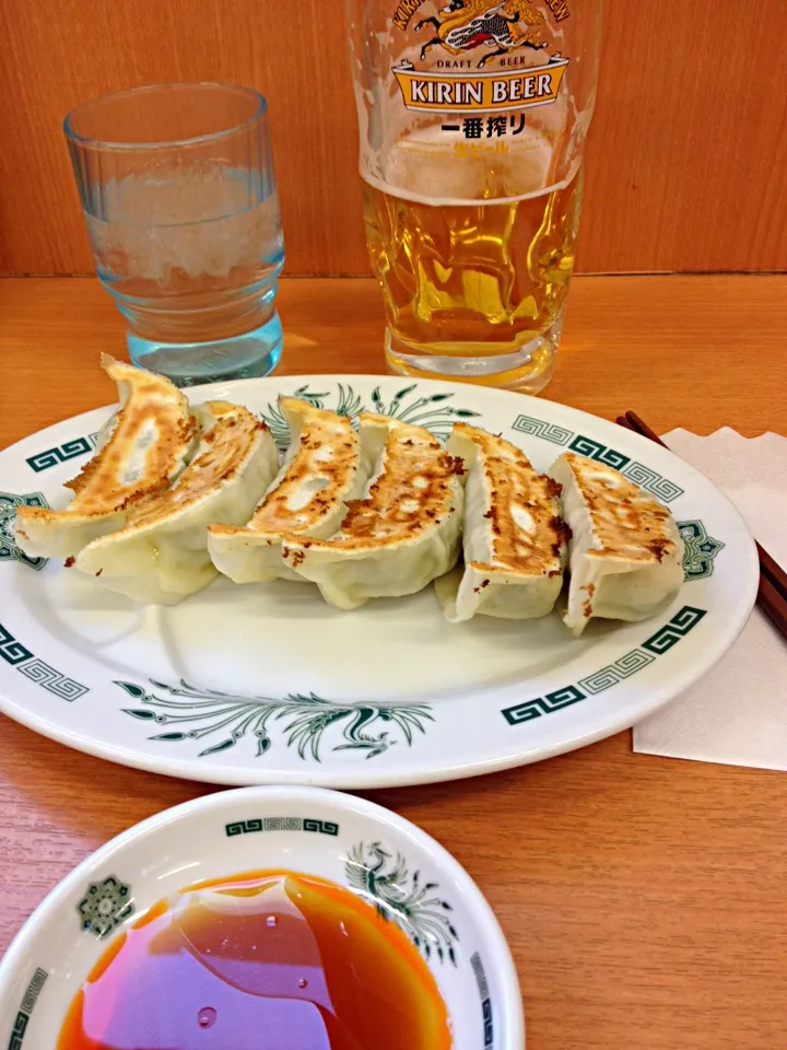 Snapdishの料理写真:餃子にビール|けんじさん