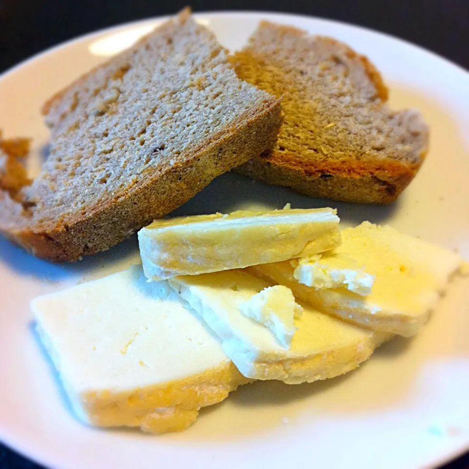 Snapdishの料理写真:Fresh local cheese & wholeweat sour bread|Stefan Labuschagneさん