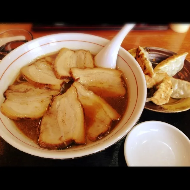 炙り醤油すーぷのチャーシュー麺〜あっさり〜with 餃子|ふみこさん