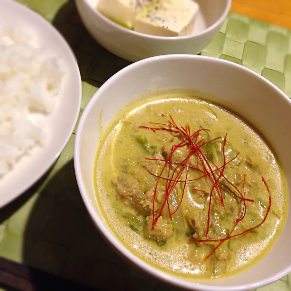 Snapdishの料理写真:1/17 晩ご飯 タイ風カレーとオリーブオイルと塩コショウでお豆腐を。|よっしーさん