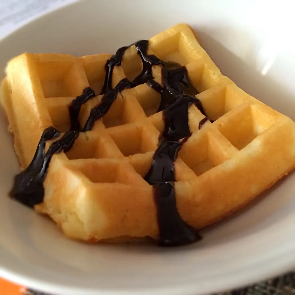 Waffle with chocolate syrup|Irene Hoさん