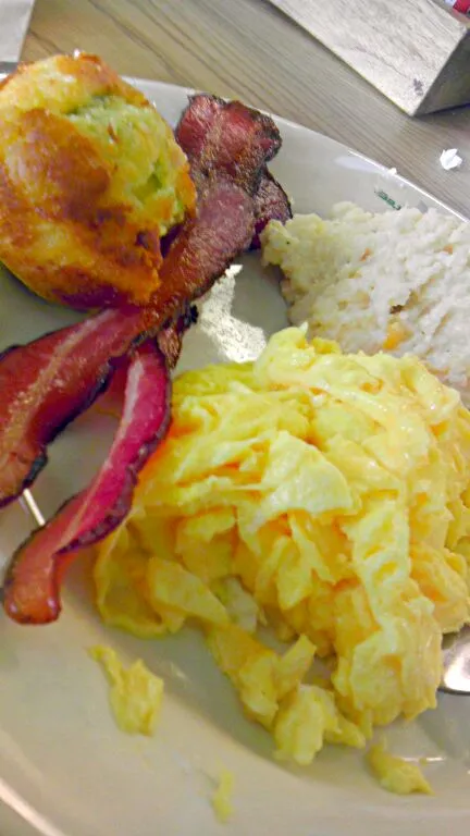 Patak Bacon - Eggs - Stone Grits - Cheddar/Jalapeno Muffin|jochen Lawsonさん