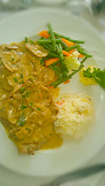 Veal escalope with mushrooms, butter, wine and rice|Proprivacy Eveyさん