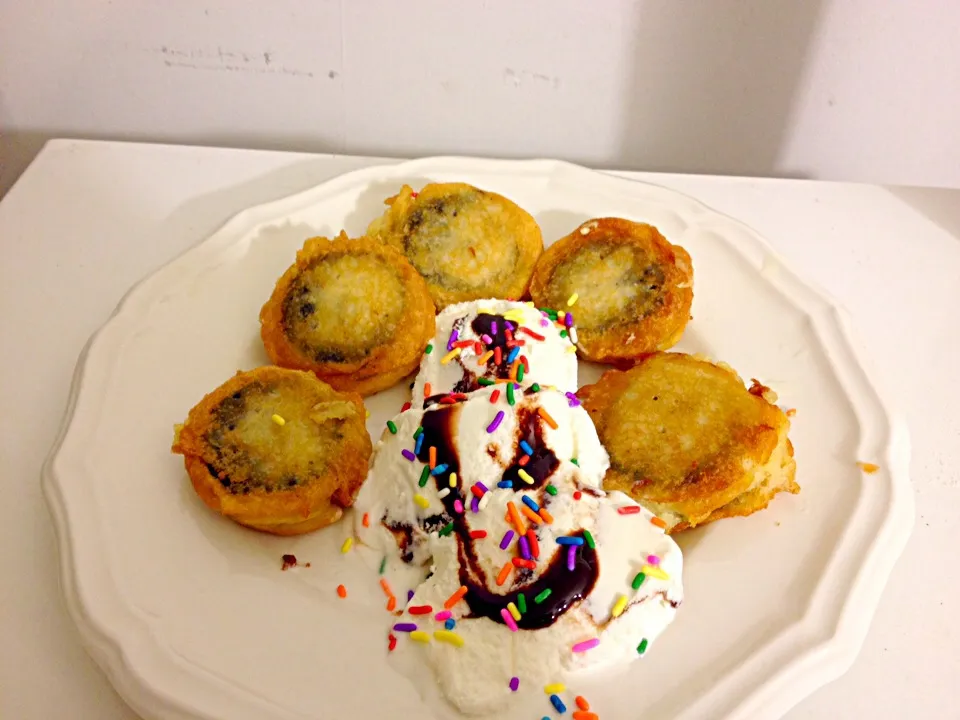 Fried Oreos with swirl ice cream and rainbow sprinkles|Jorge Riveraさん