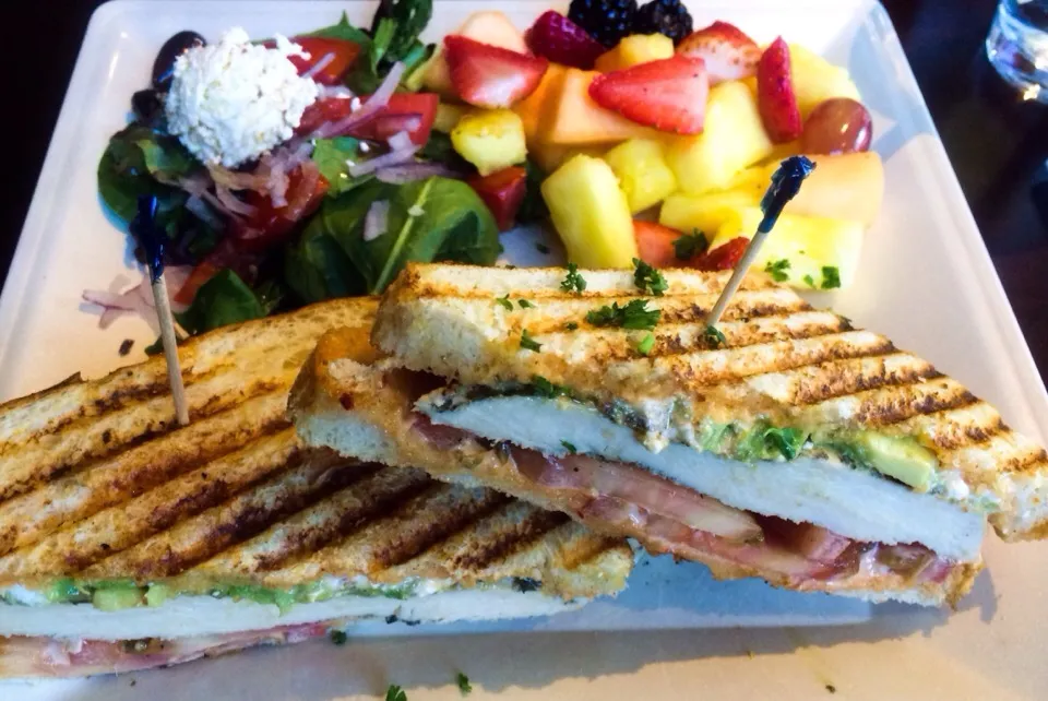 Chicken Pesto With Avocado Panini with Salad and Fruit|sooprcoolchicaさん