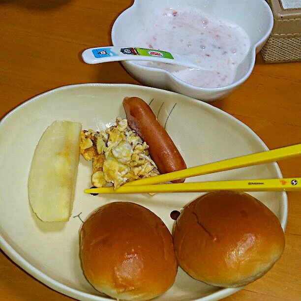 Snapdishの料理写真:ぼっちゃんの朝食
クリームパン
朝フルーツはりんご(o^－^o)|ふみぃさん