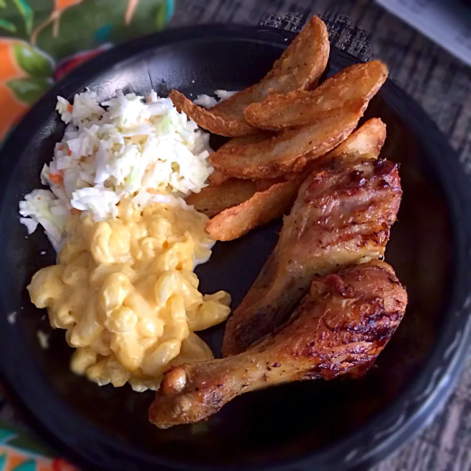 KFC chicken, coleslaw, Mac & cheese, potato wedges|julia hoさん