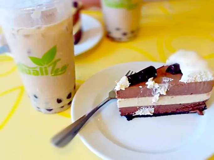 Snapdishの料理写真:Chocolate mousse and Wintermelon milktea|Samantha Faye Aguirre Manglarさん