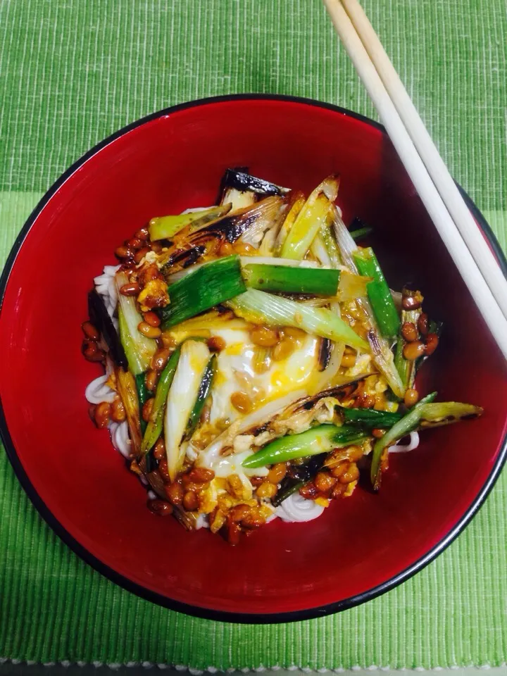 卵とじ納豆蕎麦。丼のように食べる蕎麦が好き。免疫力をつけるネギをたっぷり入れて。|manaworldさん