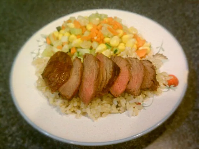 Lumsam's birthday dinner: Filet mignon, brown rice  & mixed veggies|Jiraphon Gさん