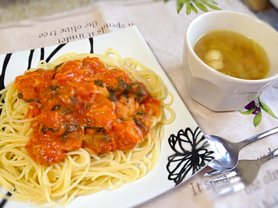 Snapdishの料理写真:トマトクリームパスタとカレー風味の野菜スープ|Tohmonさん