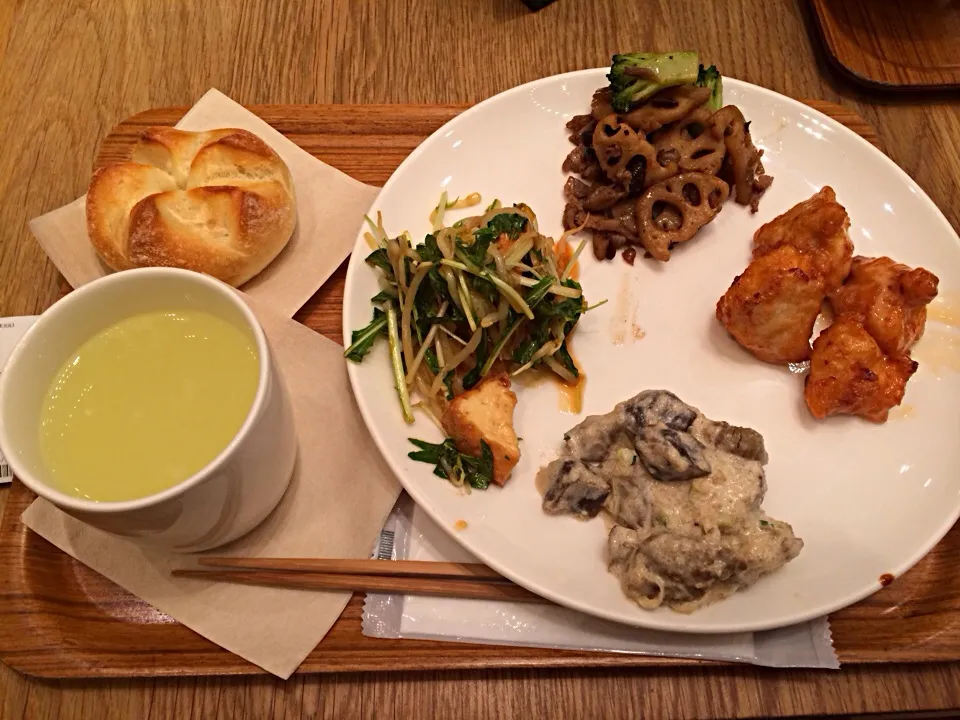 Meal muji with bread roll and veg with tofu, chicken liver and konnyaku, sweet and spicy chicken and lotus root salad|Ong Sor Fernさん