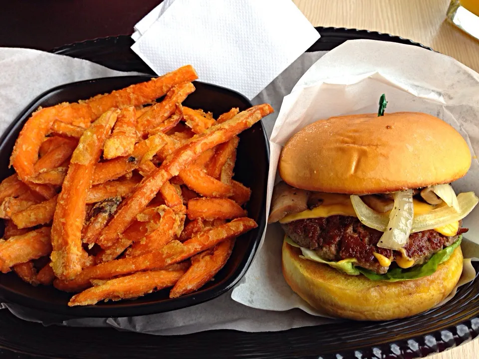 Omakase burger with sweet potato fries|Chocochuさん