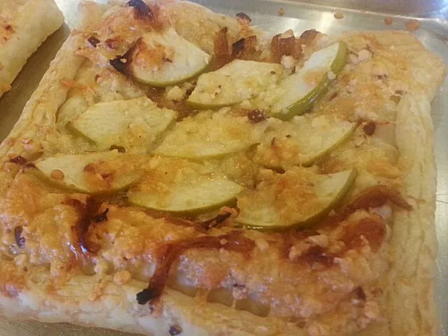 Savory tart with apple, caramelized onion and smoked Gouda|Chef On Qさん