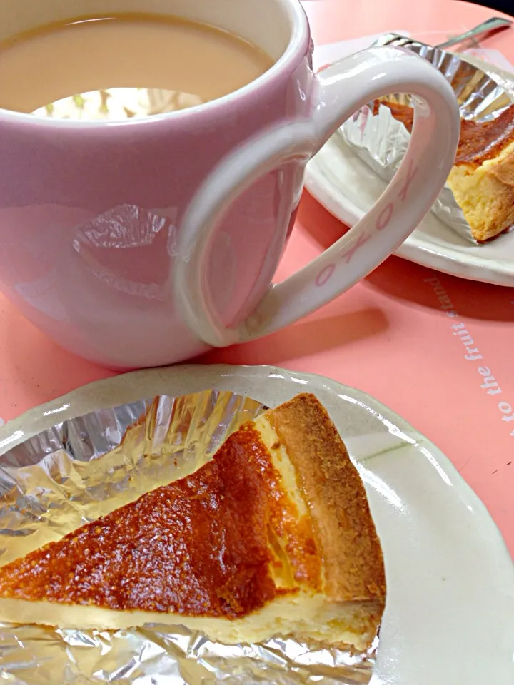 ベイクドチーズケーキとミルクティーでアフタヌーンティー♡|さくたえさん