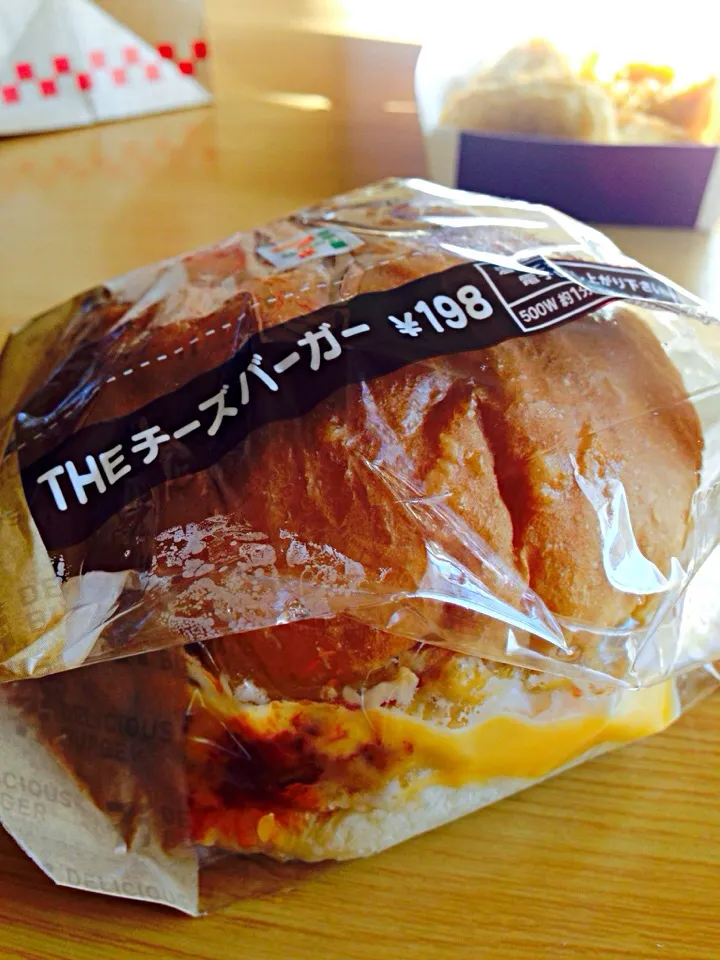 セブンイレブンのチーズバーガー|ツツヤンさん