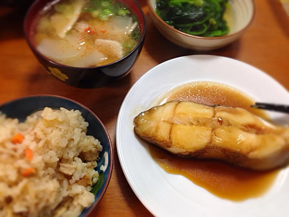 カレイの煮付け、お浸し、豚汁、炊き込みご飯|つっちゃんさん