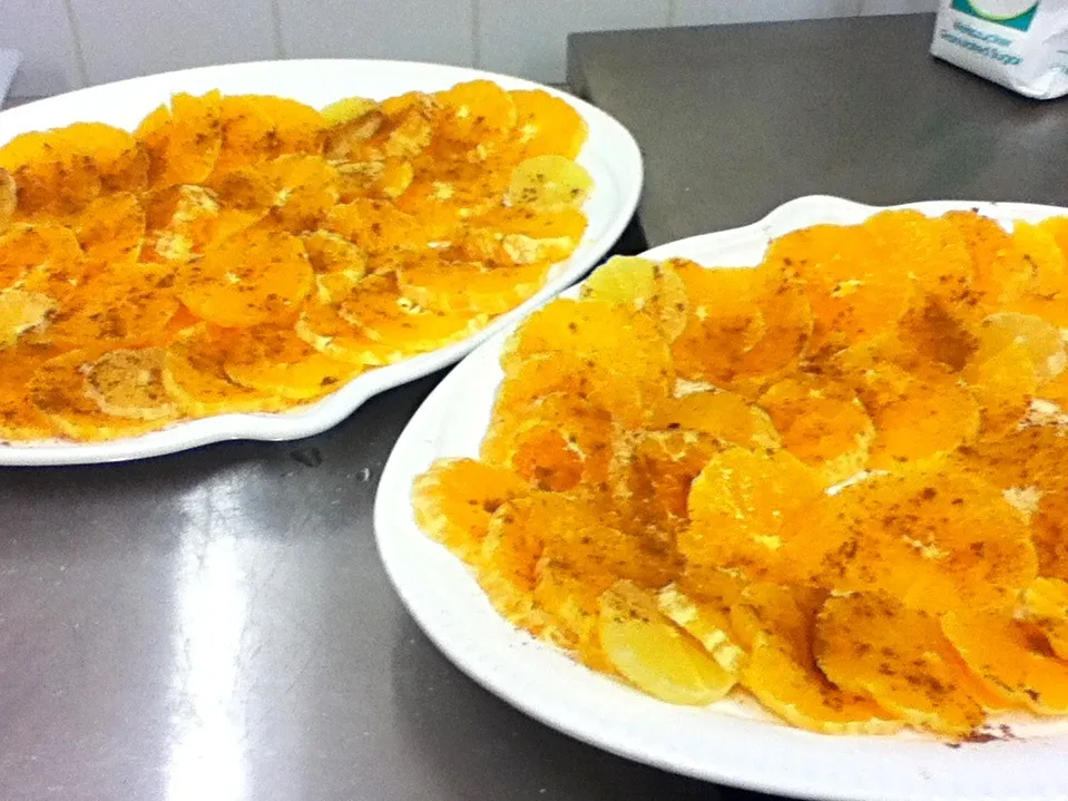 Snapdishの料理写真:Oranges a la cannelle parfumée à l'eau de fleurs d'oranger|isabelle claramuntさん