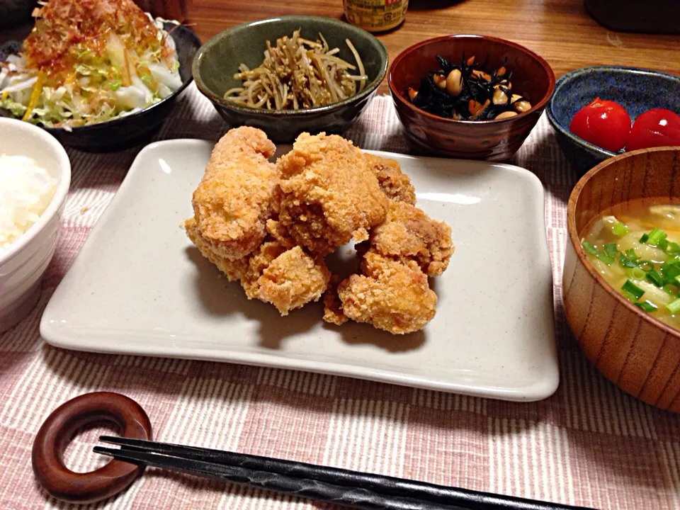 鶏もも肉の唐揚げ、白菜と柚子のサラダ、きんぴらごぼう、ひじき煮、ミニトマトの蜂蜜レモン漬け、ごはん、大根と人参と油揚げの味噌汁|サチさん