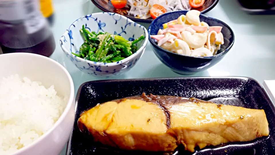 Snapdishの料理写真:厚切りブリで煮付け🐟|みいみさん