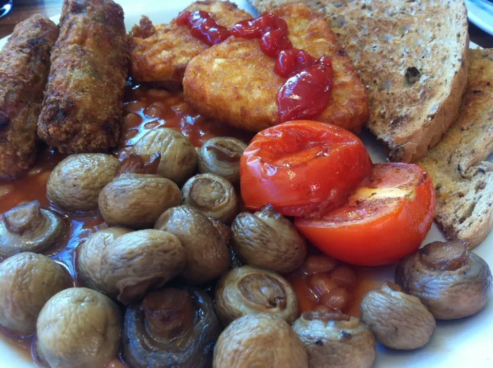 Snapdishの料理写真:Mushroom veggie breakfast in Brighton's Bystander cafe|Nick Hiderさん