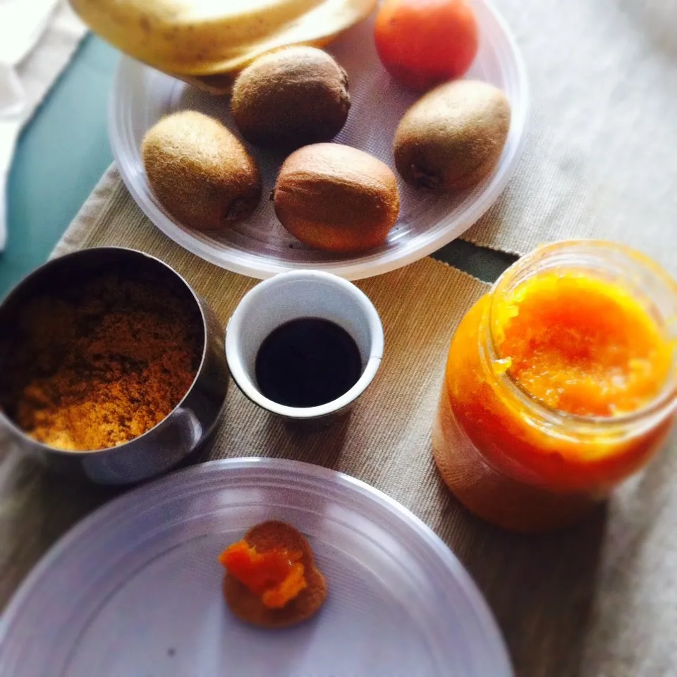 Biscuits, mandarin jam, fruit, coffee|Stefan Labuschagneさん