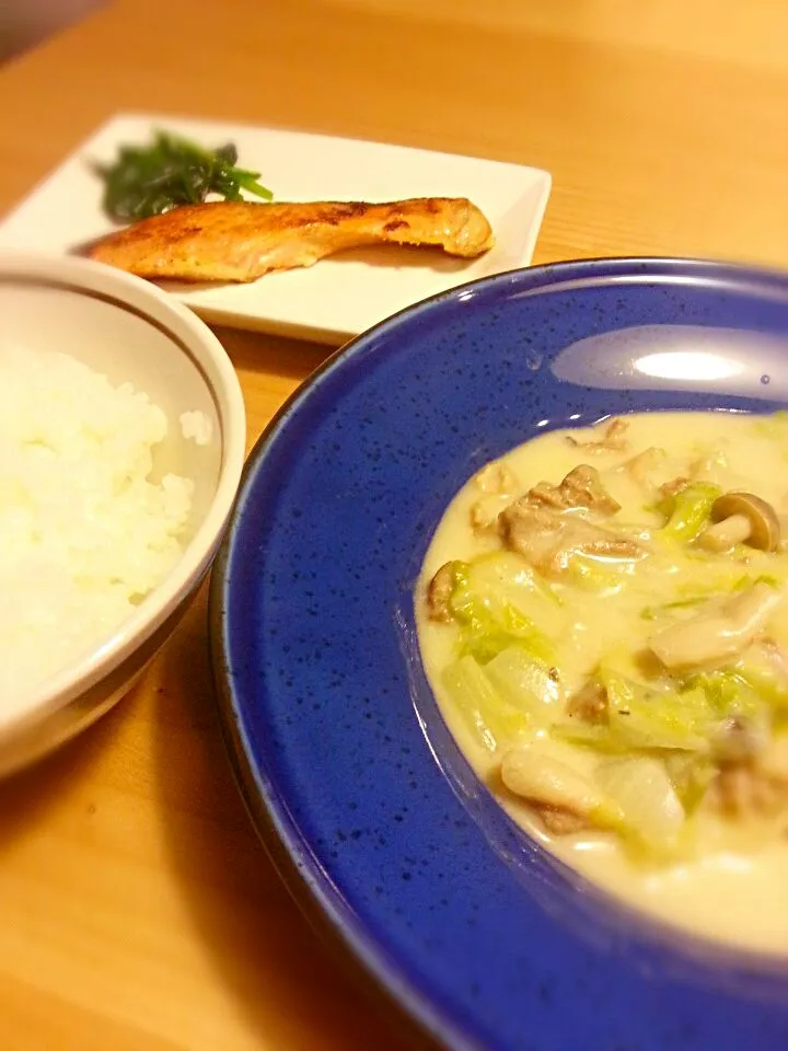 Snapdishの料理写真:白菜と豚肉のクリーム煮
鮭のムニエル
ほうれん草のバターしょうゆ和え|akiko🌈さん