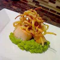 Seared Curry Scallops on a spicy pea puree with fried zucchini straw.|Dee Peeさん