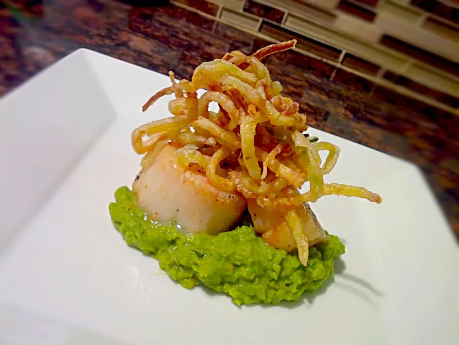 Seared Curry Scallops on a spicy pea puree with fried zucchini straw.|Dee Peeさん