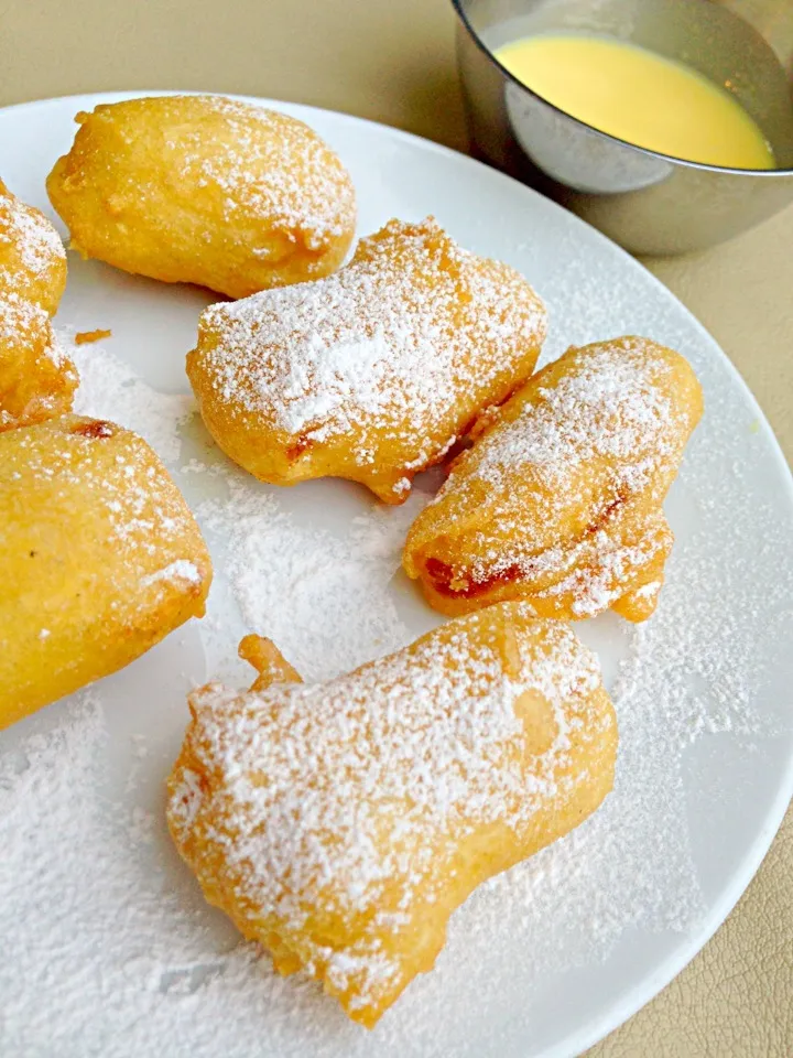 Deep fried banana on top with icing dipped with sweeten milk|PhUnGさん