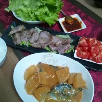 Snapdishの料理写真:鯖の味噌煮とレタス巻き焼肉|むしゃさん