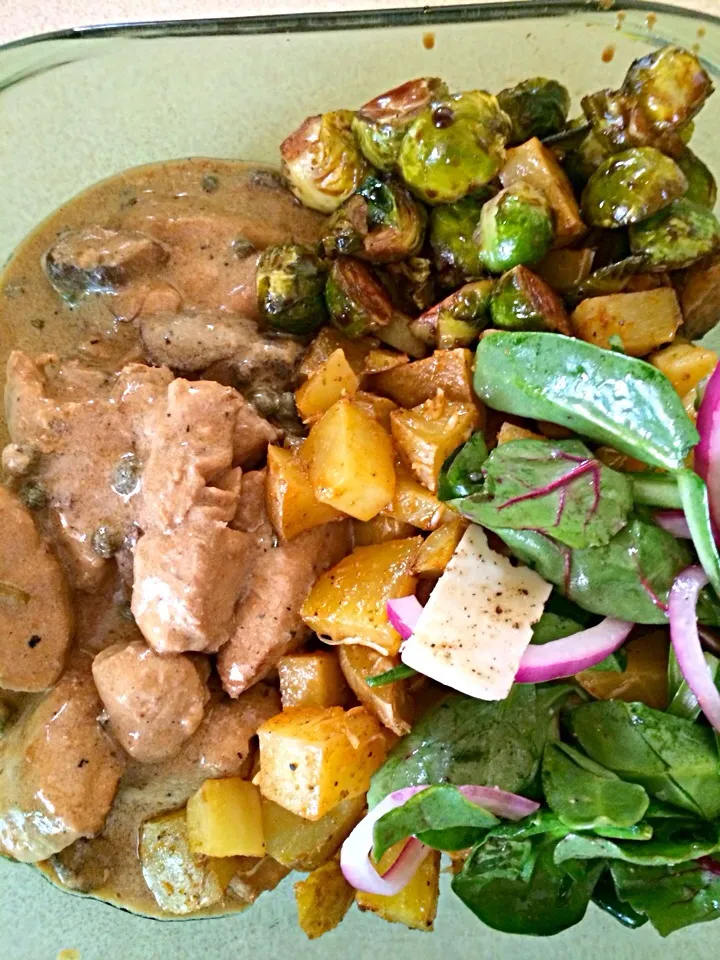 Chicken piccata, glazed Brussel sprouts, roasted potatoes, and a dressed mixed greens salad.|amyさん