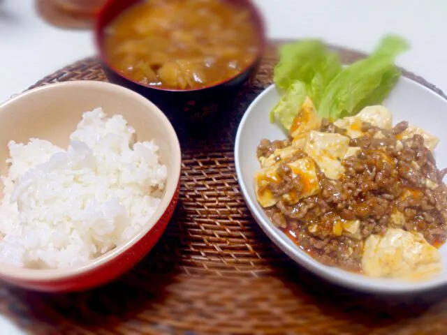 麻婆豆腐 ベーコンじゃが人参キャベツゴボウ餃子皮の赤だし|にゃろめさん