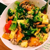 Brown rice quinoa kale bowl with broccoli, sautéed peppers and mushrooms, sesame seeds and gyoza dressing|Tyler Lewisさん