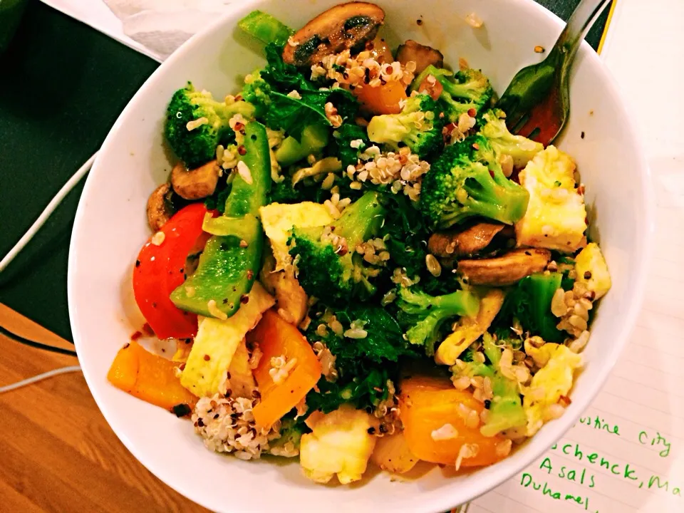 Brown rice quinoa kale bowl with broccoli, sautéed peppers and mushrooms, sesame seeds and gyoza dressing|Tyler Lewisさん