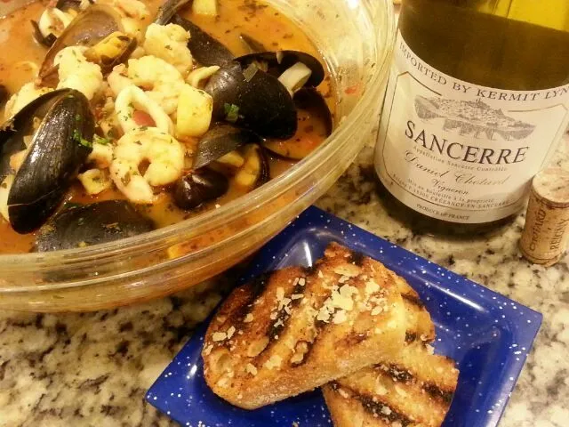 Snapdishの料理写真:Dinner: Cioppino, crostini and Sancerre.|Chef On Qさん