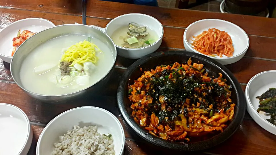 떡만두국과 돌솥낙지덮밥 餅餃子スープと石焼足長タコのピリ辛丼 Soup with Rice Cake and Dumpling. Rice with Spicy Octopus.|Dean Jungさん