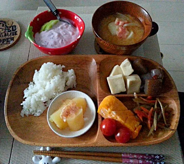 Snapdishの料理写真:数の子、厚焼き卵、ピリ辛こんにゃく、きんぴらごぼう、高野豆腐煮、キウイフルーツ、ヨーグルト、お味噌汁(大根、里芋、お麩)|真由美さん