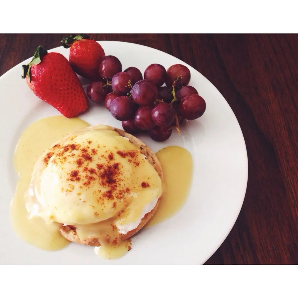 First time making Eggs Benedict. It was a success!|becky chenierさん