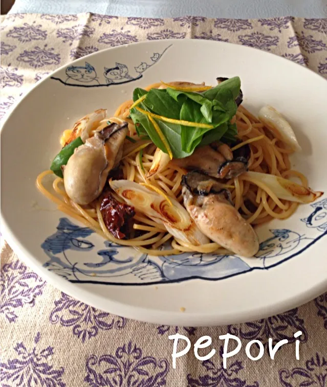 牡蠣とオイル漬けドライトマト🍅ルッコラの柚子ソースパスタ〜焼き葱添え(^-^)|ぺぽりさん