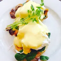 Eggs Benedict w/ spinach & mushrooms|Nakisah Williamsさん