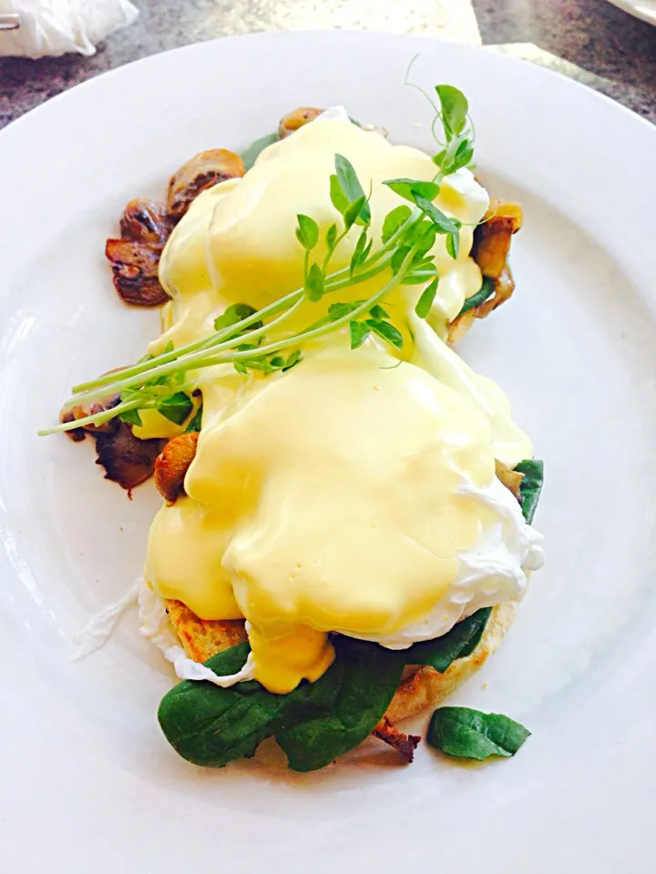 Eggs Benedict w/ spinach & mushrooms|Nakisah Williamsさん