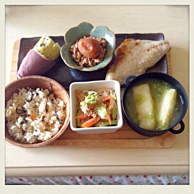 Snapdishの料理写真:ベビ帆立の炊き込みご飯☆つぼ鯛の西京焼き☆白菜とツナの春雨サラダ☆焼き芋☆梅納豆☆薄揚げとあおさのお味噌汁ϵ( 'Θ' )϶|とまこ(*^o^*)さん