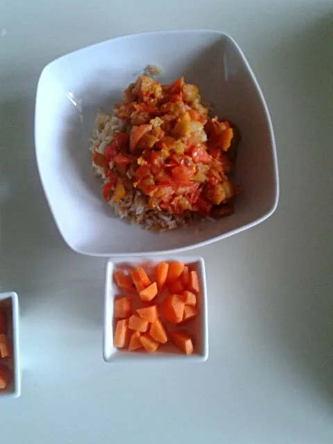 spicy aubergines, brown&basmati rice. carrots e tzatziki as side!|gioshlaさん