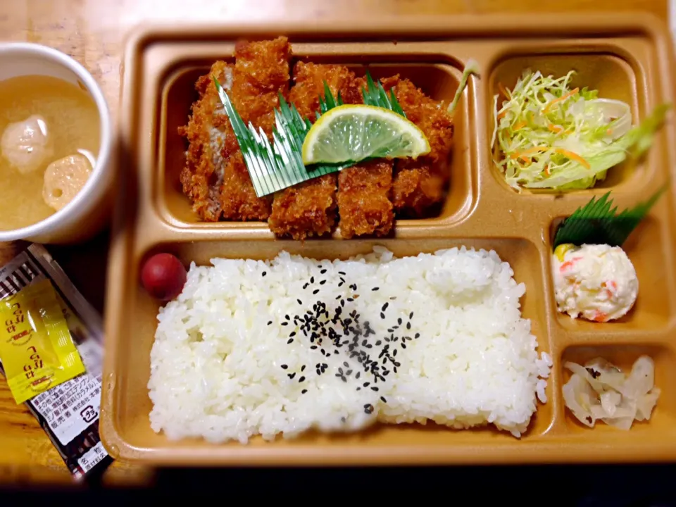 Snapdishの料理写真:ロースカツ弁当|Kunisanoさん