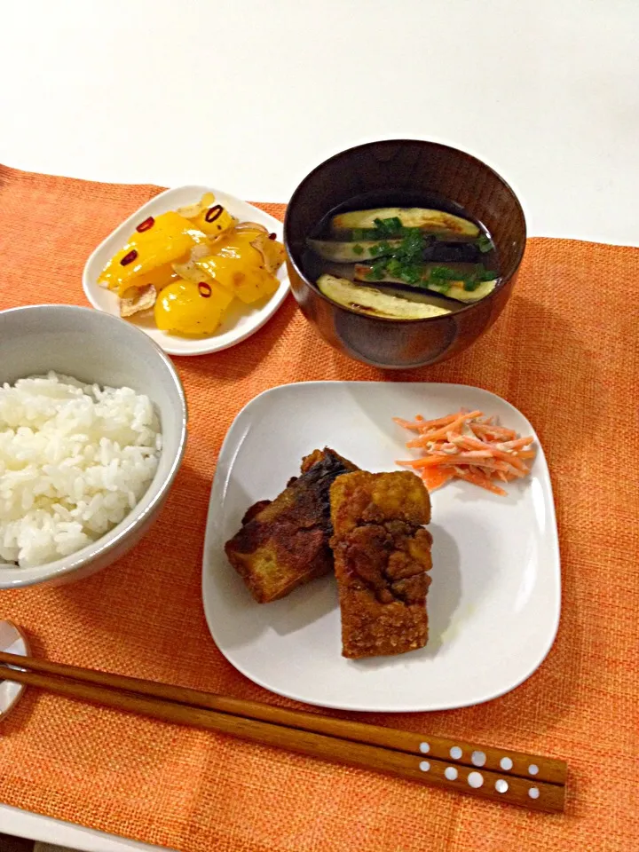 さばの唐揚げカレー風味・焼き茄子の味噌汁・パプリカのペペロンチーノ|Accaさん