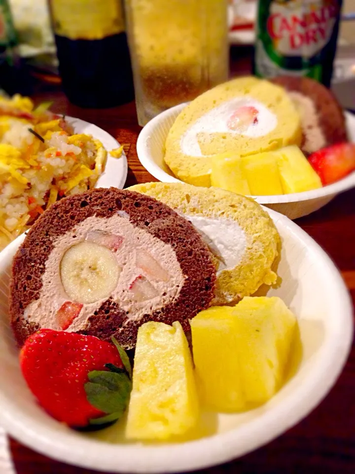 chocolate and plain roll cakes with bananas and strawberries|Kaori Kanekoさん