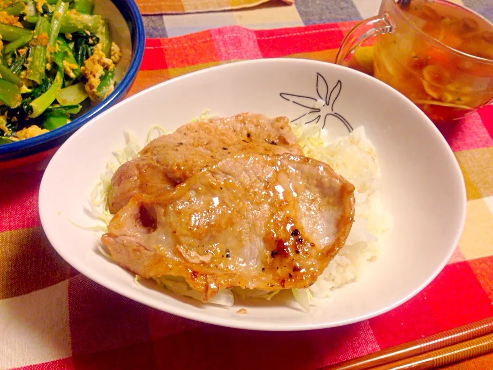 生姜焼き丼になめこのコンソメスープ、小松菜と卵の炒め物。千切りキャベツ山盛りで。胃腸が弱っている気がするので、わたしの器はキャベツ中心。明日の朝はスムージーかホットヨーグルトがいいかな。|tomoさん